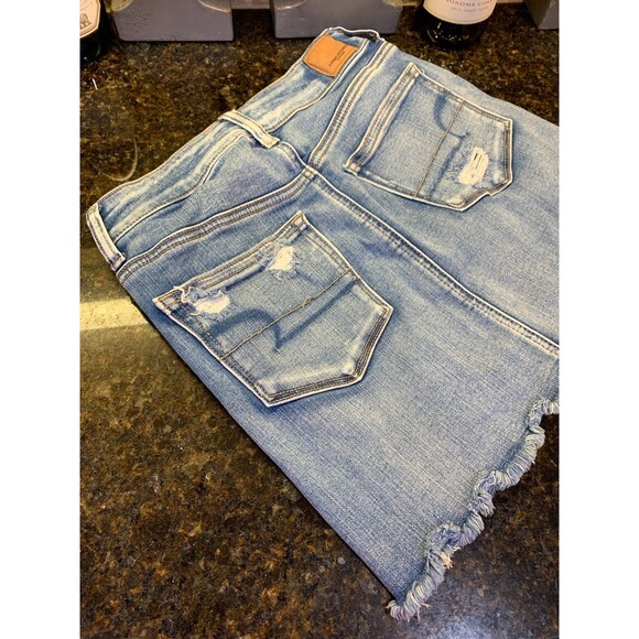 American Eagle Next Level Stretch Miniskirt Distressed Medium Wash Size 4 EUC - Picture 6 of 8